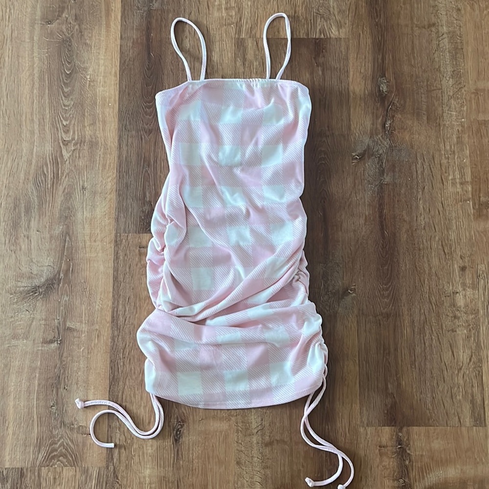 Checkered short dress with drawstrings at the side